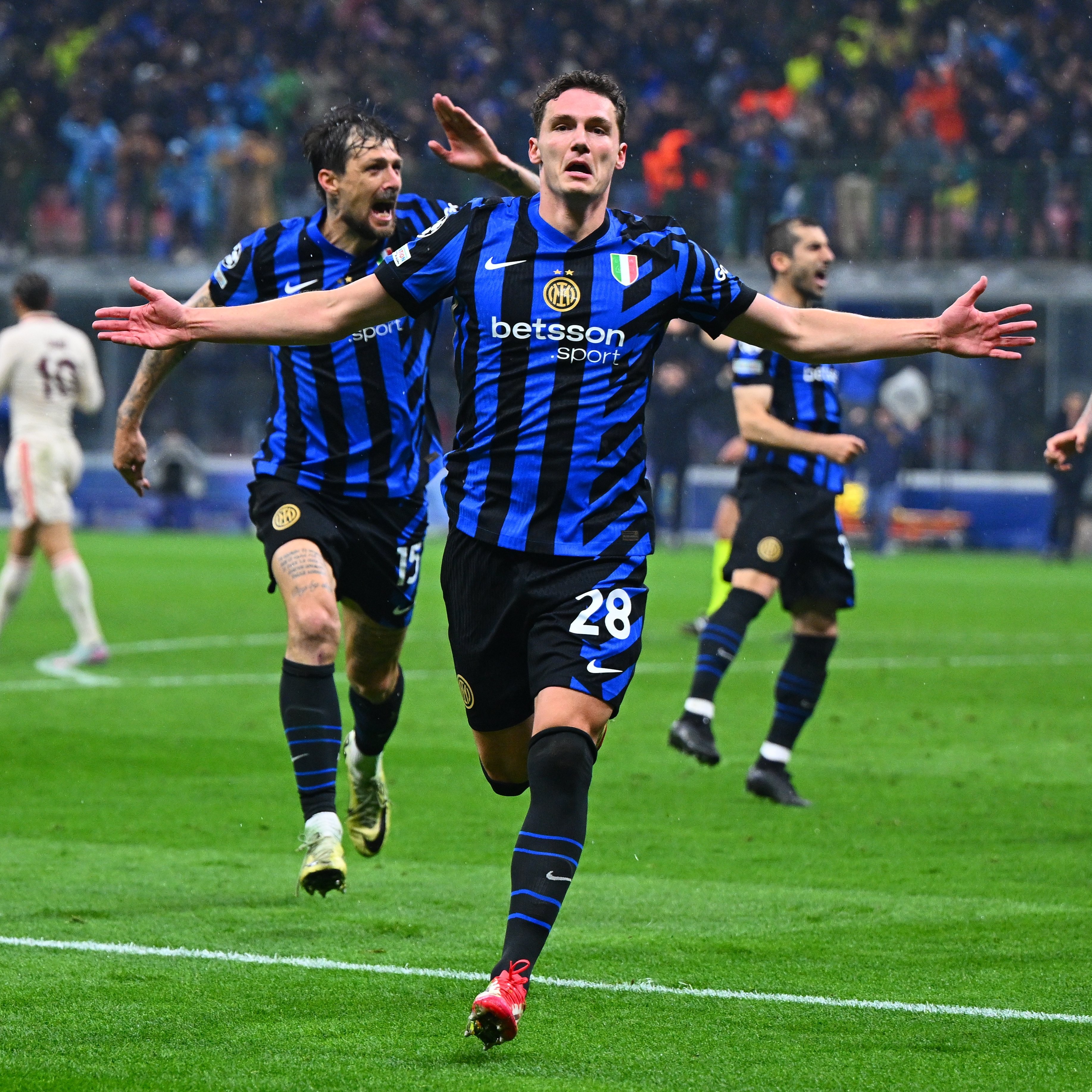 瓦伦西亚主场大胜埃瓦尔，取得欧战资格