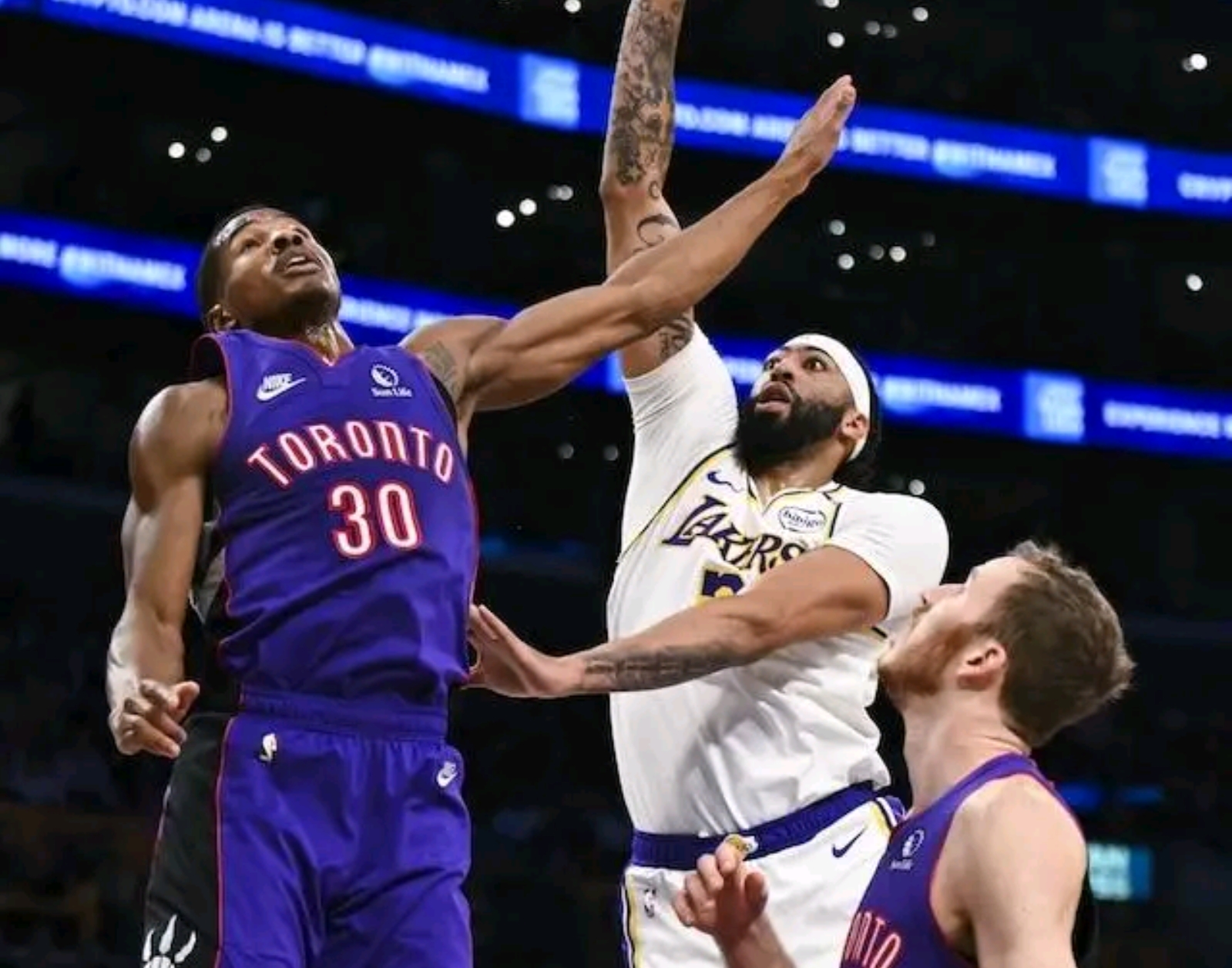 猛龙大胜对手，以领先优势锁定胜局