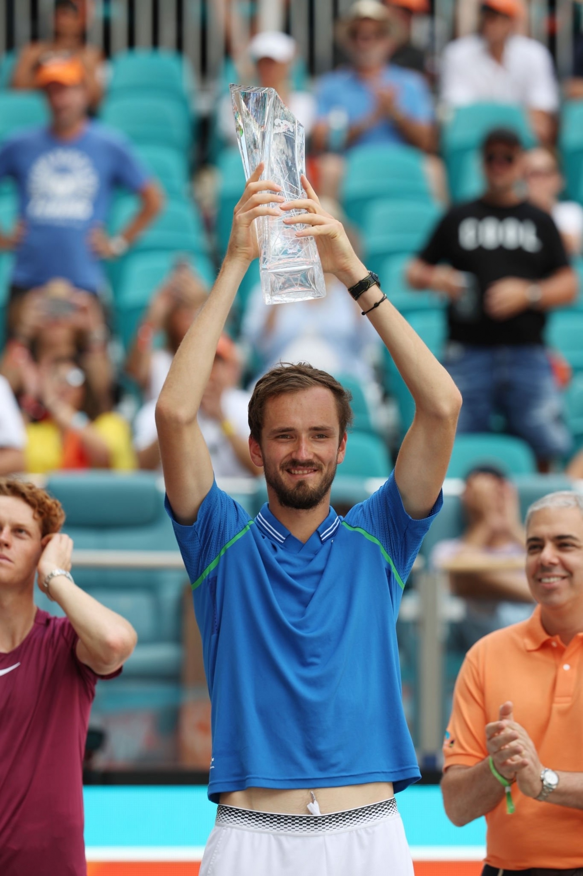 戴维斯杯力克年终总决赛，梅德韦杰夫点燃赛场