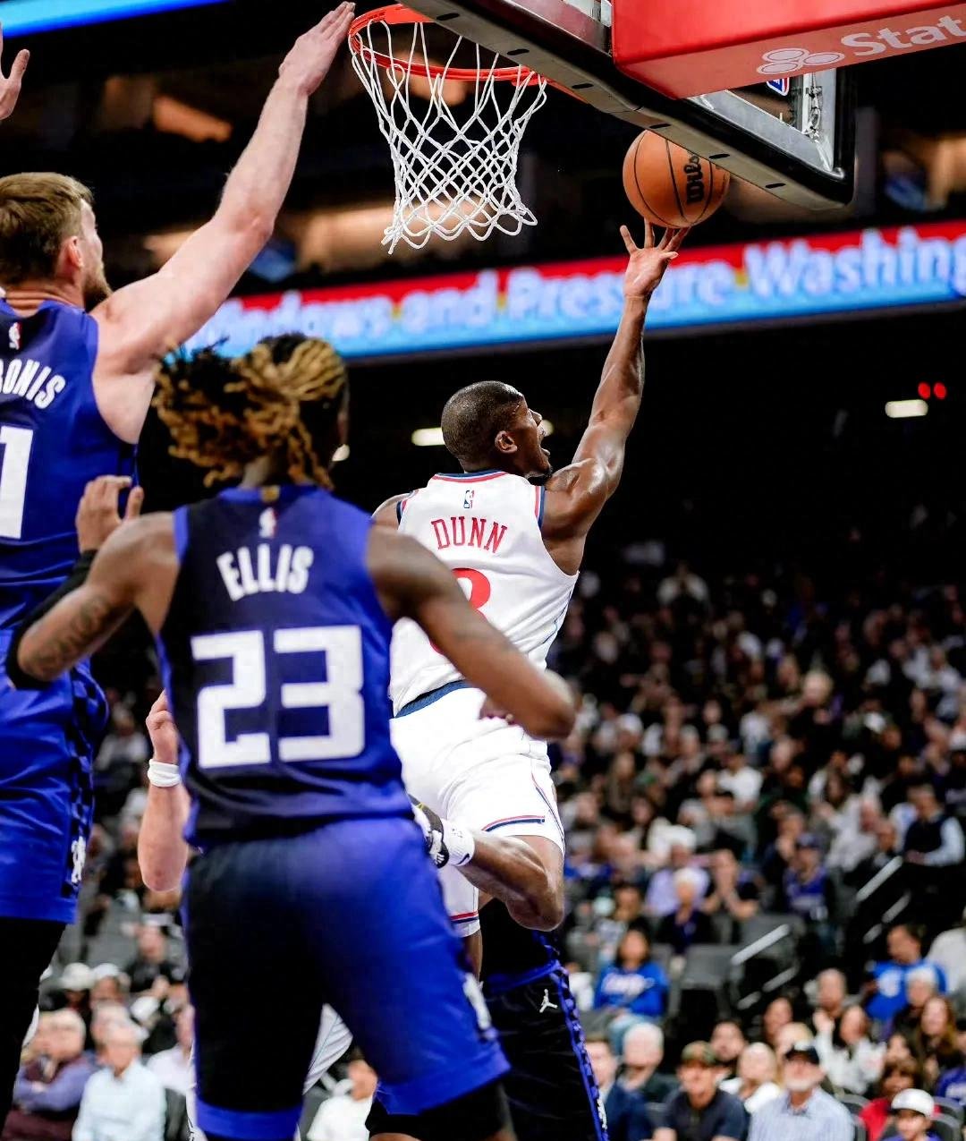 上海队力克快船，詹姆斯高光表现