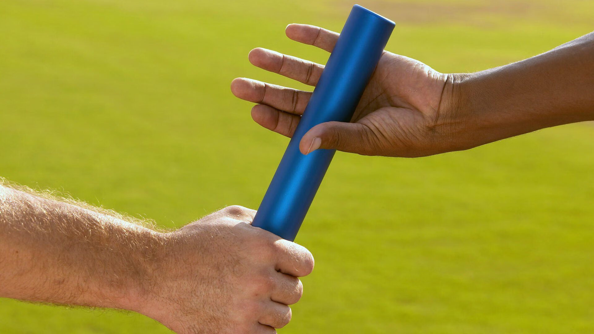 开云体育下载-赛道上的毫厘之争，梅赛德斯险胜哈斯，皮亚斯特里率队登顶